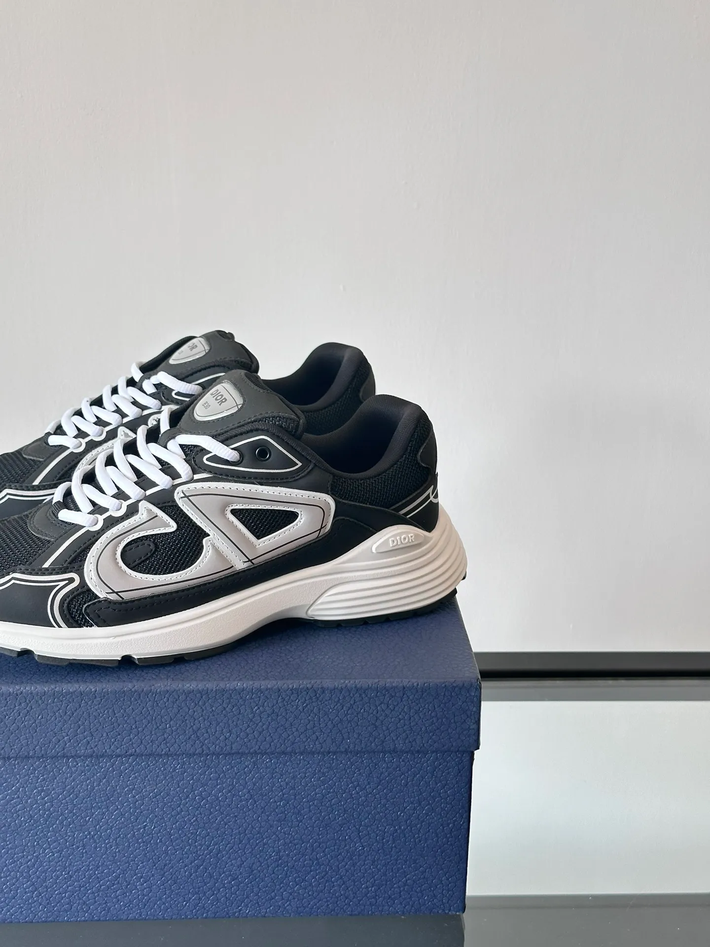 Men's Men's Shoes 💰p440 "Dio*" Dior B30 series sports shoes, multi-color mesh fabric and multi-color technical fabrics, this season's new B30 low-top sports shoes are one of the flagship styles of the series. Crafted from multicolor mesh and technical fabrics, it's finished with a reflective "CD30" graphic and silver-toned "DIOR B30" and "CD30" logos on the heel and tongue. An extra-light, sculpted rubber sole with signature accents adds style, while internal stretch details create ideal comfort. It can be matched with various casual styles to show a fashionable and modern sports style. Size: 38-44 (45-46 customized)